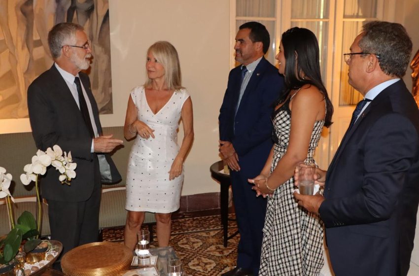  Primeira-dama do Tocantins presenteia embaixatriz no Paraguai com peça de capim dourado e destaca cultura tocantinense